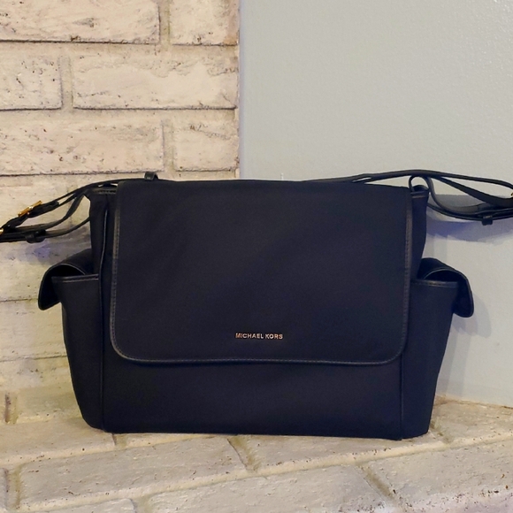 Michael Kors Travel LG Diaper Bag Messanger In Black - Picture 1 of 8